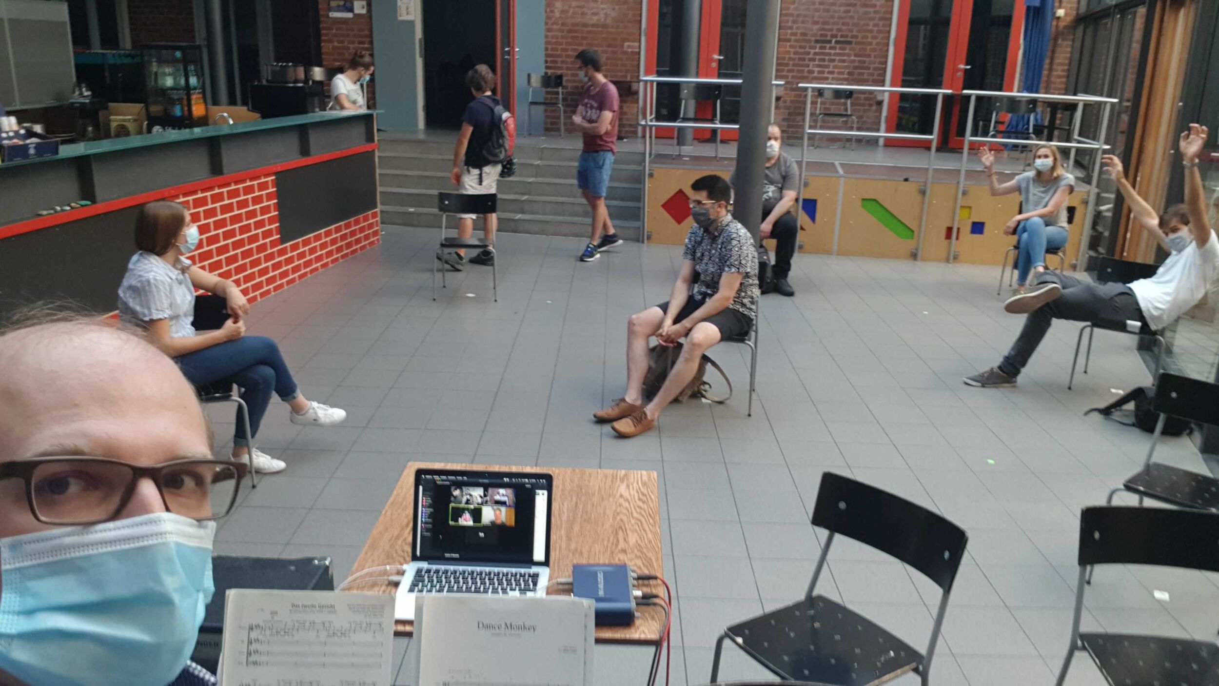 Chorprobe im Café JAM mit Masken und viel Abstand
