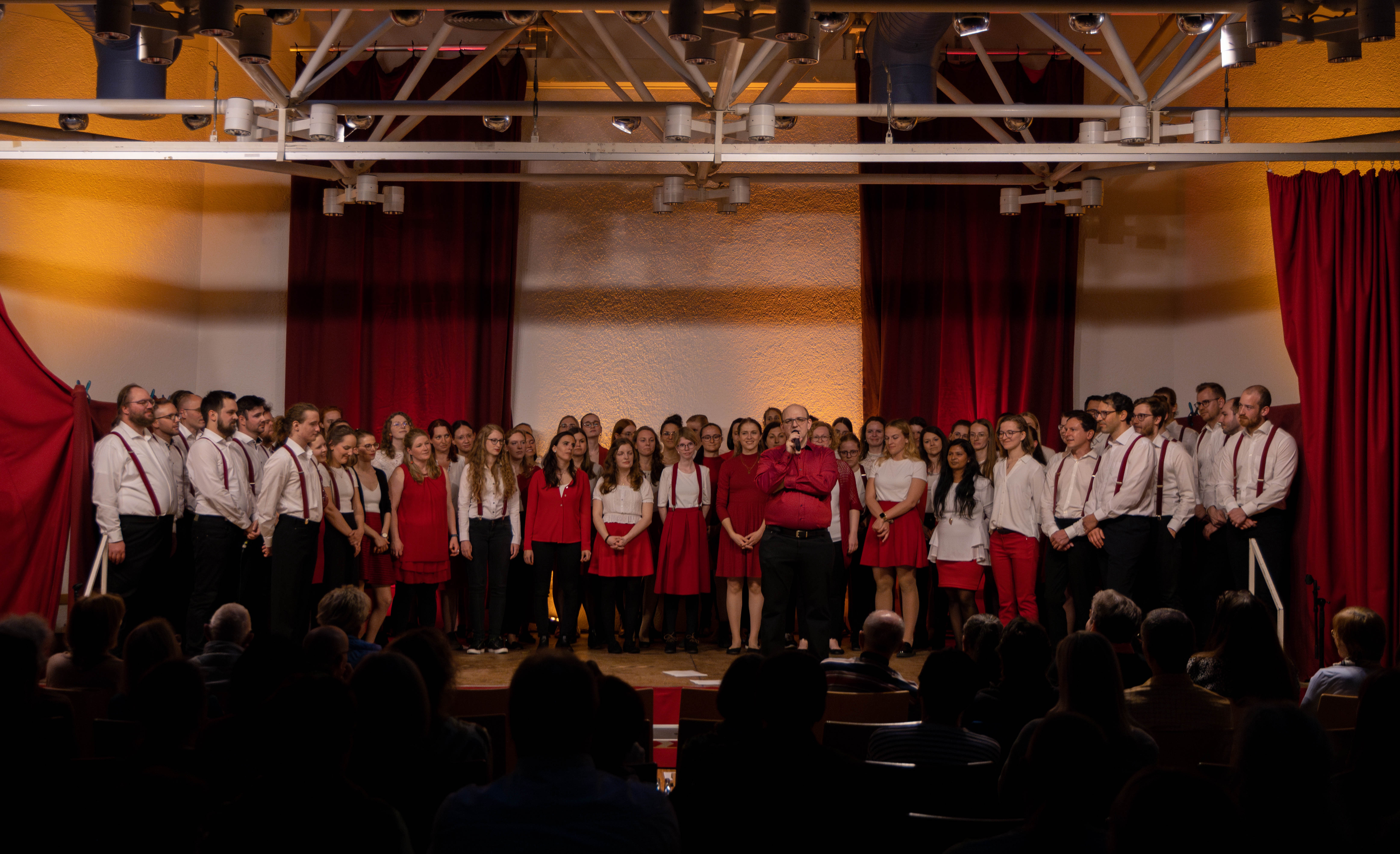 Stadtteilkonzert Wiblingen Der Chor steht auf der Bühne im Bürgerzentrum Wiblingen
