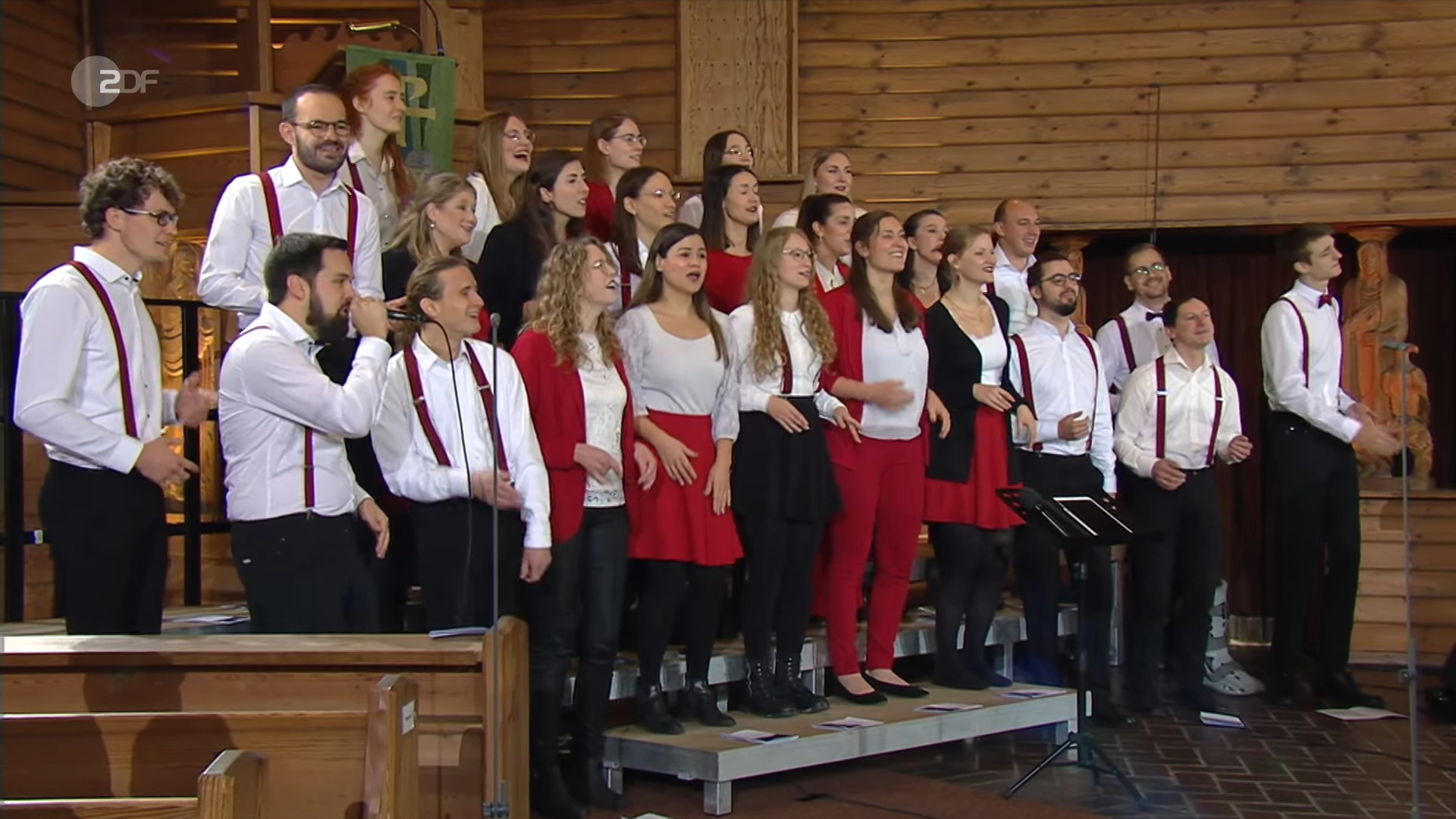 ZDF-Fernsehgottesdienst Standbild aus dem ZDF-Fernsehgottesdienst, in dem der Chor singend zu sehen ist