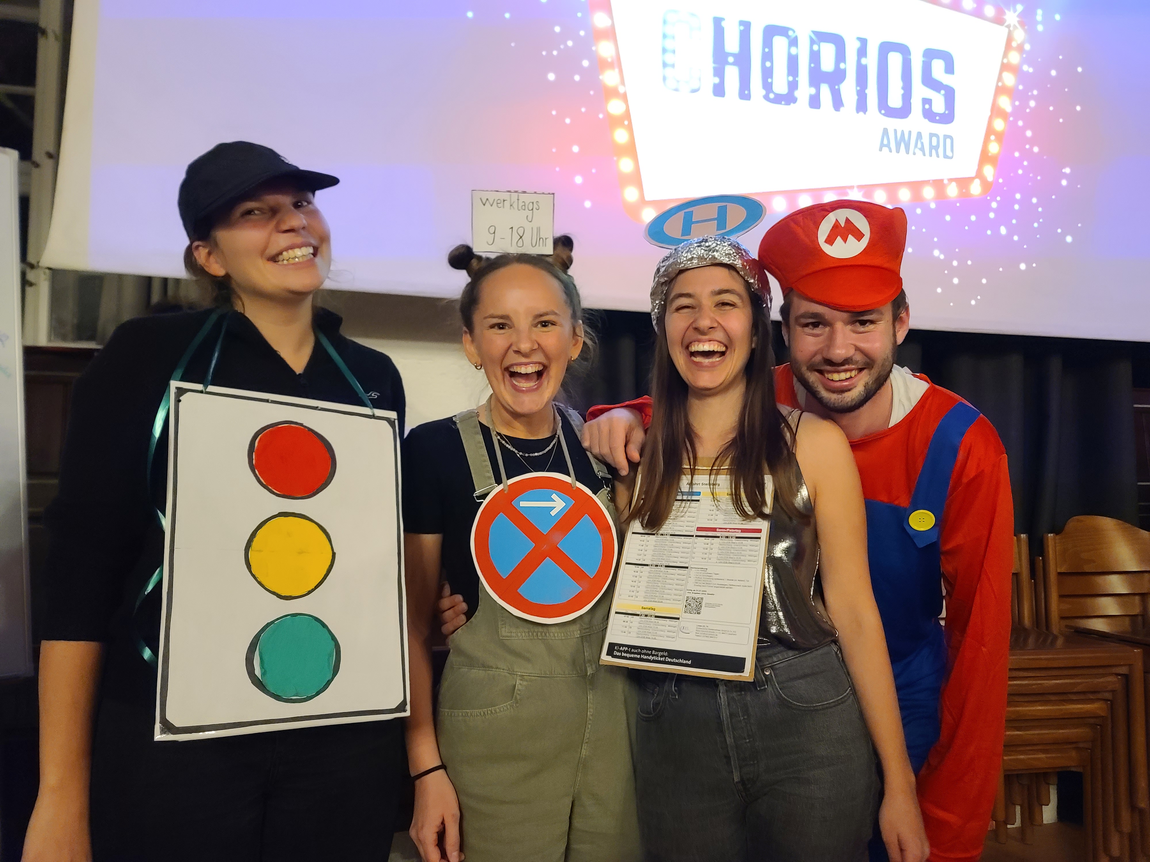 Probenwochenende auf Burg Schwaneck Einige Chormitglieder in Verkleidung beim bunten Abend